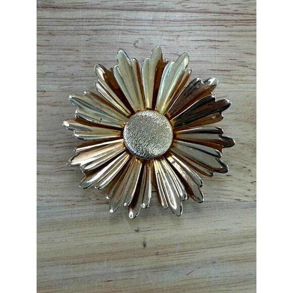Gold-Tone Daisy Flower Brooch Pin Vintage-Style Signed Sarah Cov Costume Jewelry - Picture 2 of 6